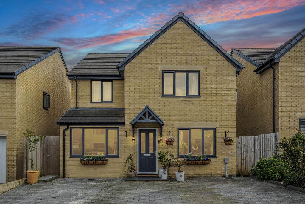 4 bed detached - Blackberry Road, Frome, BA11 2