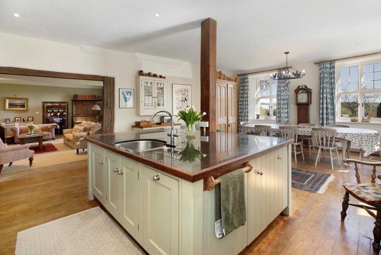 6-bedroom equestrian property with 28.2 acres in Devon 2
