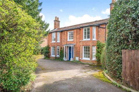 5-bedroom equestrian property with 5 acres in Suffolk 18