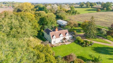 5-bedroom equestrian property with 5 acres in Suffolk 22