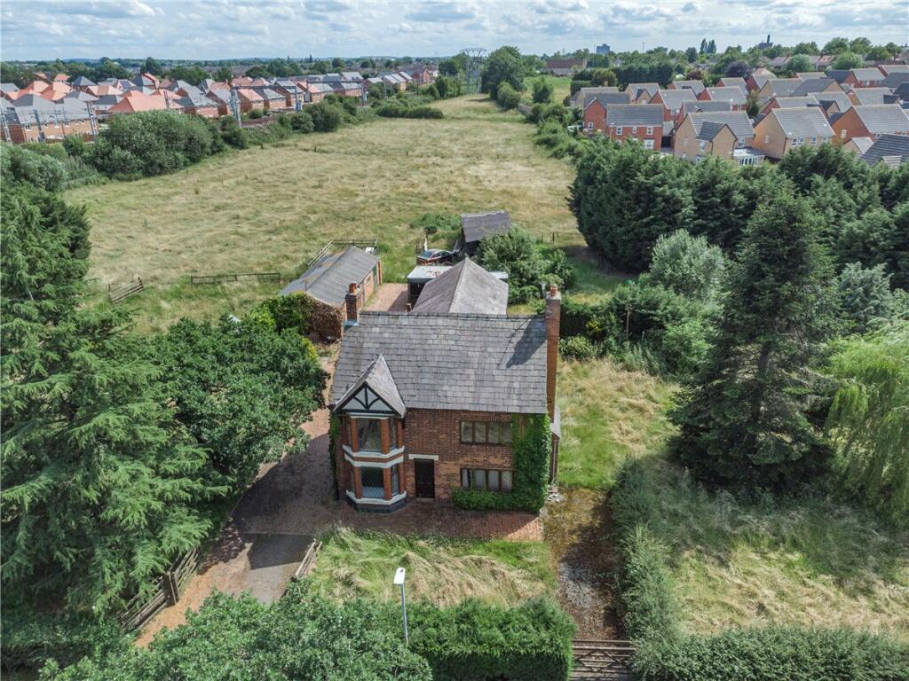 4-bedroom country estate with 2.5 acres in Devon 1