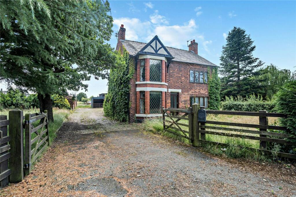4-bedroom country estate with 2.5 acres in Devon 4