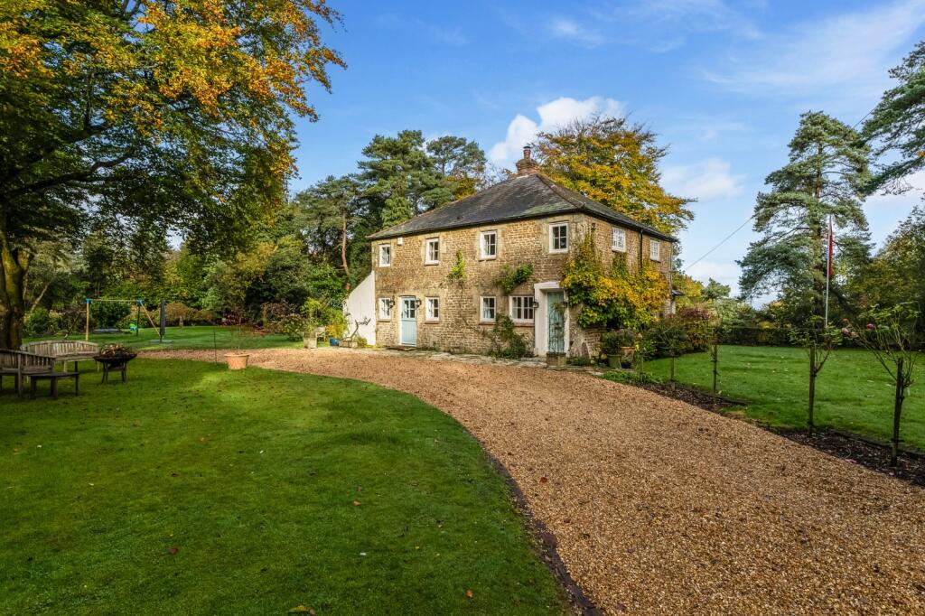 3 bed detached - London Road, Hindhead, Surrey, GU26 1
