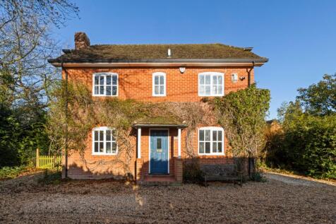 3 bed detached - London Road, Hindhead, Surrey, GU26 18
