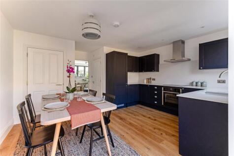 3 bed detached - London Road, Hindhead, Surrey, GU26 23