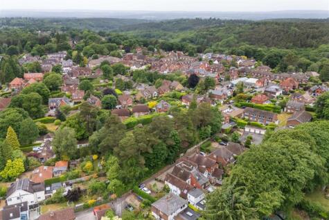 3 bed detached - London Road, Hindhead, Surrey, GU26 25