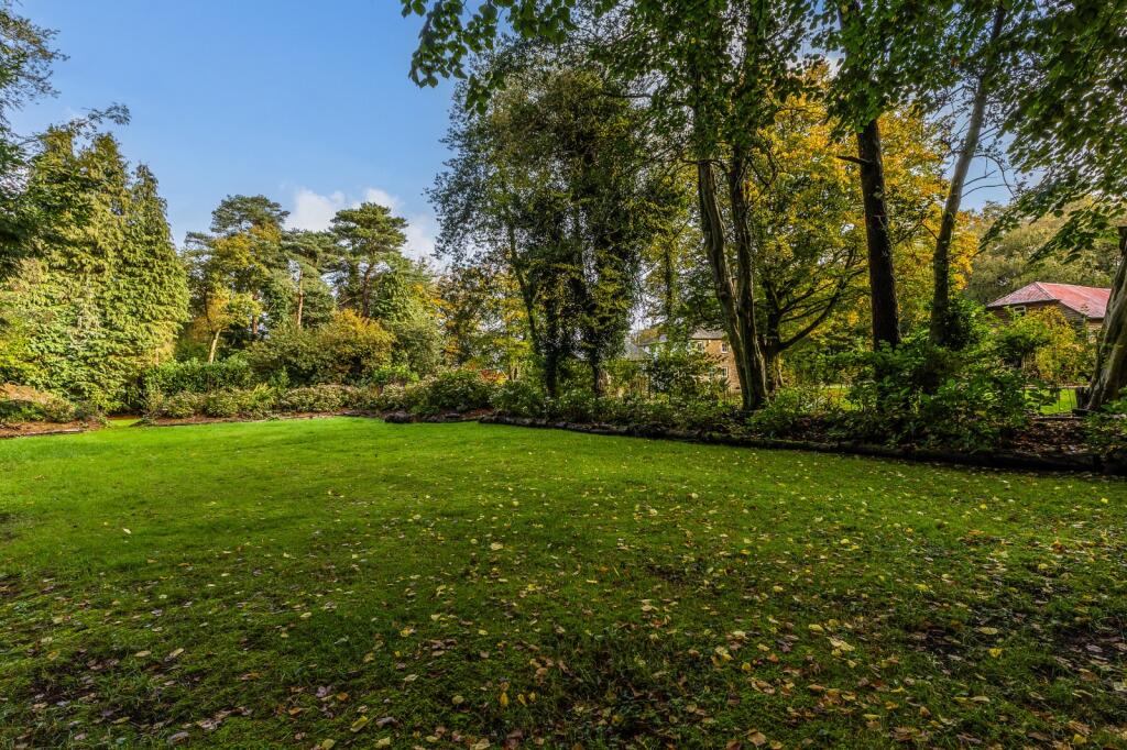 3 bed detached - London Road, Hindhead, Surrey, GU26 3
