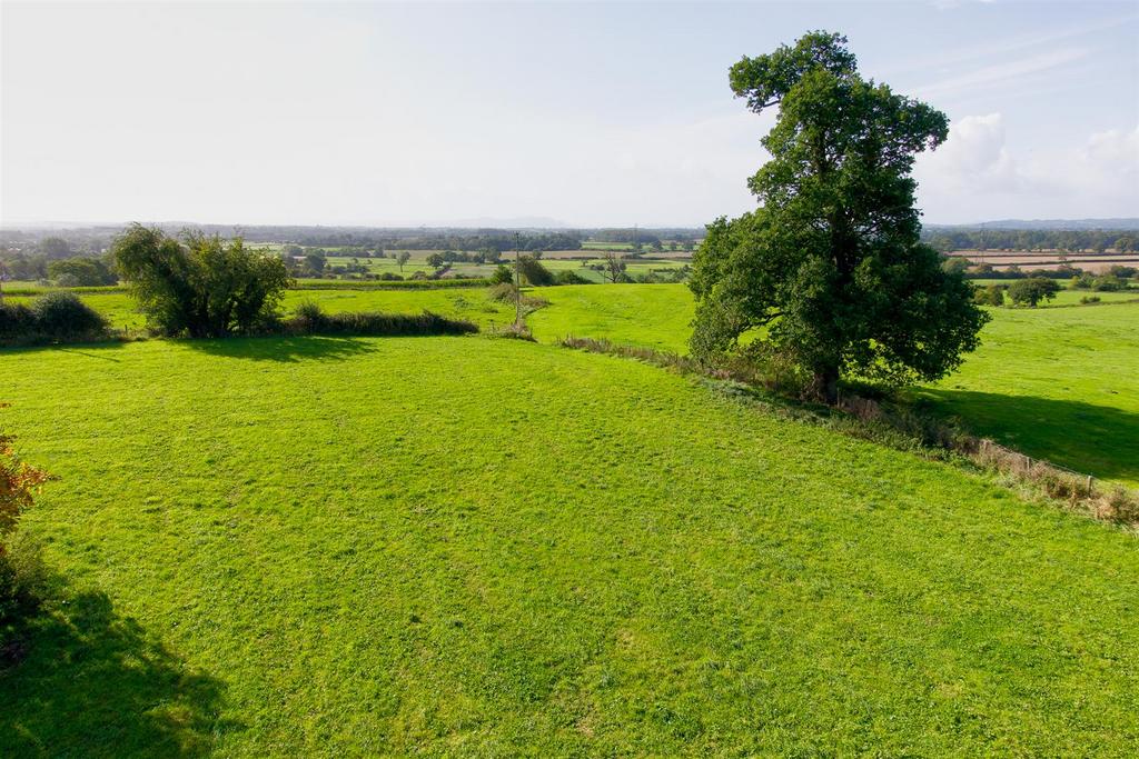 5-bedroom country house with 25 acres in uk 1
